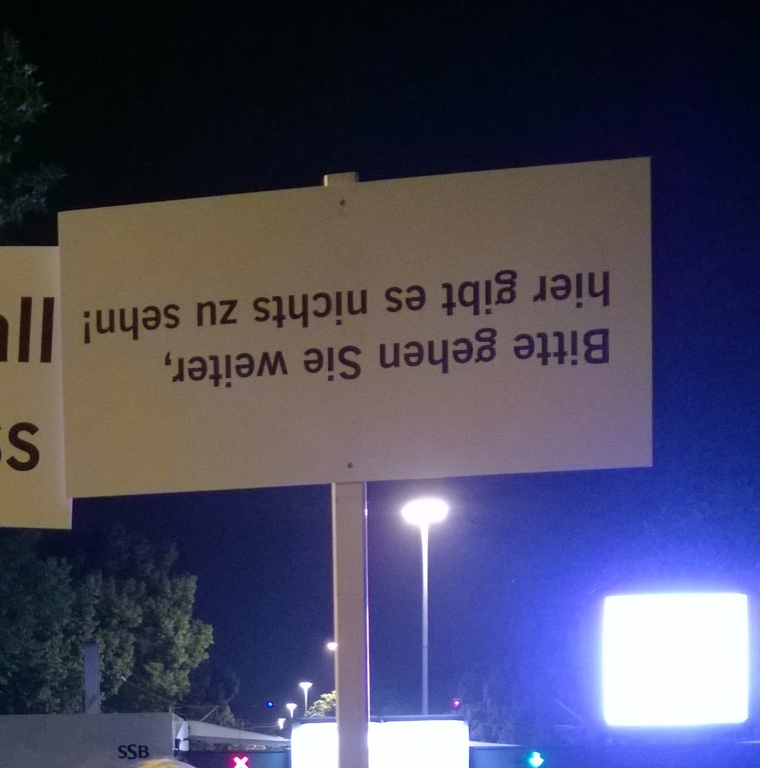 Umgedrehtes Schild mit der Aufschrift 'Bitte gehen Sie weiter, hier gibt es nichts zu sehn!'